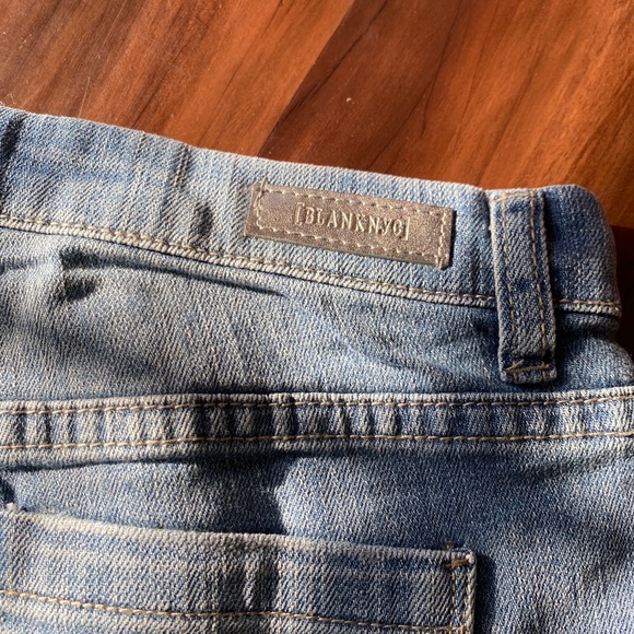 ✨BlankNYC Little Queenie Embroidered Jean Shorts - Picture 5 of 6